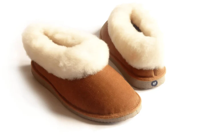 Chaussons en peau de mouton, charentaises , mules pantoufles en laine de mouton, décoration de sol et articles en peaux lainées, fourrées , pantoufles en peau de mouton, hommes, femmes, enfants, bébé