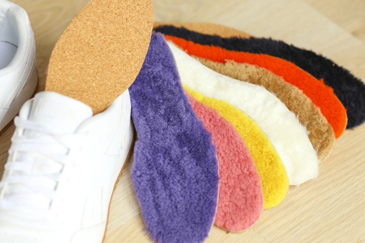 Semelles en peau de mouton liège ­ Vous adorez la sensation dans nos chaussons Dgrandiose.  N’hésitez plus, nous avons réalisé ces semelles confortables qui pourront vous accompagner toute la journée avec une sensation d’être sur un nuage. Elle conviendro